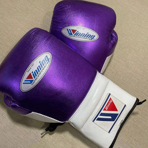 Gants de boxe MMA à doigts entiers en cuir à lacets, design OEM, légers, imperméables, évacuant l'humidité, couleur violet et blanc - Product Image 1