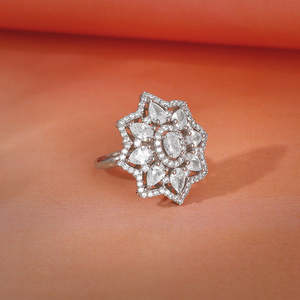 Anneaux de mode en acier inoxydable argenté incrustés de pétales précieux plaqué or rose 18 carats bijoux de mode de style moderne sous licence «IS» - Product Image 3