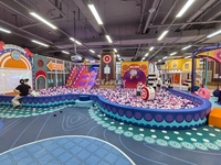 Équipement de jeu intérieur commercial sur mesure sur le thème des bonbons, aire de jeux pour enfants avec piscine à balles, toboggan et salle de jeu de rôle