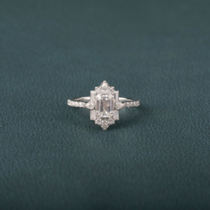 Anillo de compromiso solitario de diamante cultivado en laboratorio de corte esmeralda de oro sólido de 14K, Diamante de corte de pera, regalo clásico para mujer IGI - Product Image 1
