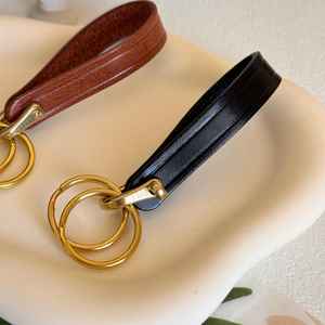 พวงกุญแจหนังแท้ทำมือ สไตล์วินเทจ ห่วงทองเหลืองแท้ แข็งแรง ทนทาน พร้อมสลักอักษรย่อ - Product Image 2