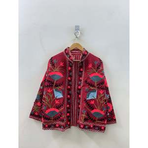 เสื้อแจ็คเก็ตผ้าฝ้ายวาฟเฟิลปักมือลายซูซานีสีแดงเข้มสำหรับผู้หญิง แบบสองด้านใส่ได้ พร้อมการเย็บแบบควิลท์ ไซส์ XL สไตล์โบโฮสำหรับฤดูใบไม้ผลิ รุ่นนีออน - Product Image 1