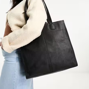 กระเป๋าโท้ทหนังสีดำลายแนวตั้งพร้อมที่รองแก้วลายหินอ่อน มีจำหน่ายแล้วในราคาขายส่ง - Product Image 1