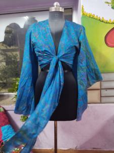 Elegante Top corto de seda modesto con cuello en V profundo, mangas largas de campana y corbata frontal envolvente, estilo informal, cómodo para el día o la noche - Product Image 6