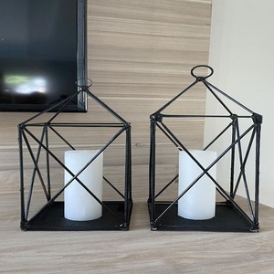 Lot de 2 lanternes intérieures/extérieures en verre avec cadre en métal Bougeoir décoratif peint à la bombe pour la décoration de jardin à la maison - Product Image 2