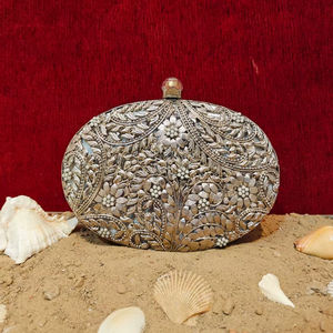 Pochette ovale en nacre avec travail floral en filigrane argenté et embellissement en perles, sac de soirée de luxe pour mariée - Product Image 1