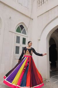 Lancement de la nouvelle collection de lehenga choli modernes pour fêtes, avec combinaison de couleurs attrayante, en tissu romain et travail de dentelle, réversible. - Product Image 3