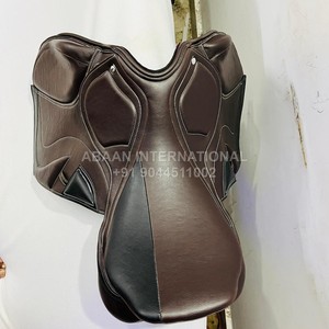 Silla de Montar de Doma Sintética Resistente, Diseño Ligero Resistente al Agua, Armazón de Plástico, Asiento Acolchado Cómodo - Product Image 3