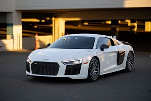 Véhicules d'occasion 2017 R8 Quattro V10 Plus AMS 12 Twin Turbo Package Prêts pour une livraison rapide - Product Image 2