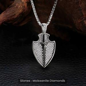 Collar con Colgante de Diamante Moissanite VVS Moderno, Estilo Hip Hop, con Diseño de Escudo de Guerrero en Plata 925 Chapada en Oro, a Bajo Precio - Product Image 3