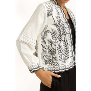 Gilet court brodé Dobby pour femme IPS-44816, style doudoune, pour le printemps, avec logo tissé et décoration en tricot - Product Image 3