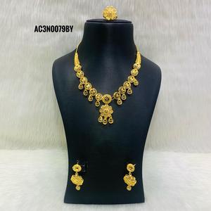 Ensemble de colliers de mode en plaqué or pour femmes en laiton à motif de fleurs avec chaîne de boîte pour les occasions de mariage - Product Image 1