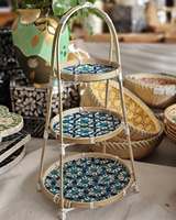 Présentoir de service en bambou à 2 niveaux en rotin tissé à la main avec plateaux de tissage bleus pour table de dessert aux fruits ou décoration intérieure