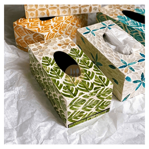 Boîte à mouchoirs en bois nacre, boîte en bois artisanale avec incrustation de coquillages pour le rangement des serviettes et la décoration de table, Vietnam - Product Image 1