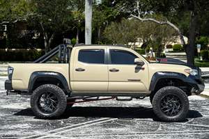 TOYOTA TACOMA TRD OFF-ROAD DOBLE CABINA 4X4 2017 USADO (LHD/RHD) - Product Image 2