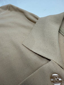 Camisa Unisex de Alta Calidad, Mezcla de Poliéster y Algodón 65/35, Color Beige Sólido, Estilo Casual de Negocios, Tejido Piqué, Manga Corta con 3 Botones, Vietnam - Product Image 3