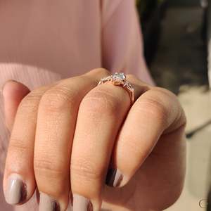 Exquisito Anillo de Compromiso de Diamantes para Mujer con Certificación IGI, Diseño de 3 Piedras con Corte Marquise y Kite, 1.00-2.00 CT - Product Image 5