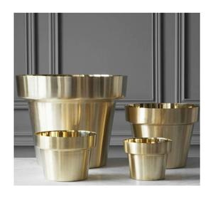 Elegante maceta de latón de estilo vintage con detalles intrincados, perfecta para interiores de lujo y arreglos de plantas impresionantes - Product Image 2