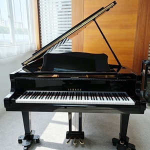 Piano de cola Yamaha G3E negro de 88 teclas, híbrido, con sonido de grabación, teclas contrapesadas de martillo, profesional para estudio y escenario, de segunda mano. - Product Image 1
