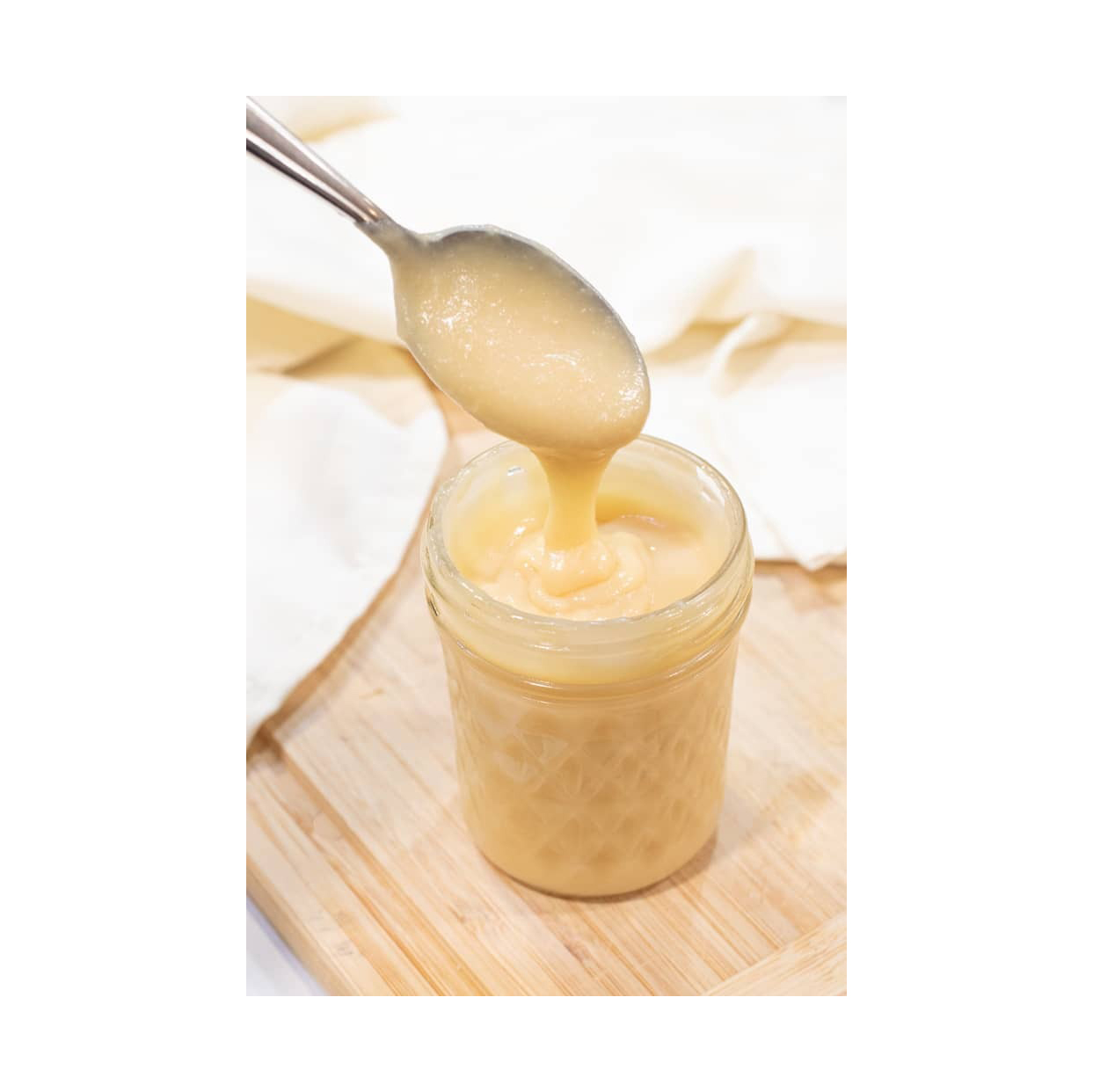 Желтые сгущенные сливки с сахаром