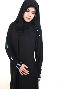 Abaya negra con cuentas de aspecto elegante, la más popular en Dubái - Product Image 2