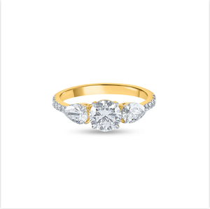 Bague de fiançailles intemporelle en or jaune 14 carats à trois pierres avec pierres précieuses scintillantes pour la collection nuptiale de l'Inde - Product Image 4