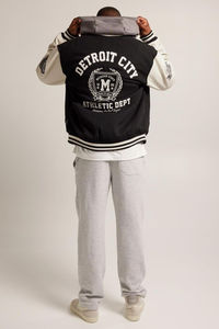 Veste universitaire 100% laine pour hommes de haute qualité nouvelle broderie personnalisée en cuir PU haute qualité OEM bouton surdimensionné Bomber veste - Product Image 4