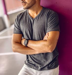 Mejor diseño de alta calidad hombres cuello en V personalizado Color algodón poliéster transpirable cuello en V camisetas para la venta transpirable personalizado - Product Image 1