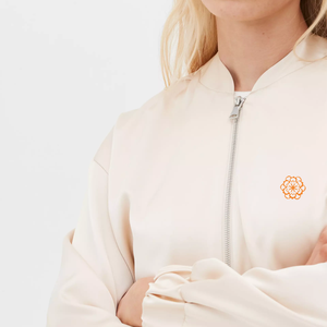 Vente en gros de blousons aviateur en satin personnalisés pour femmes grande taille hommes coupe-vent d'hiver élégant avec décoration brodée pour les filles - Product Image 2