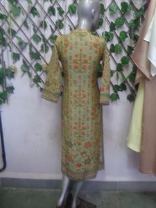 Kurta indien prêt-à-porter de qualité supérieure pour femmes, parfait pour les fêtes et le travail, disponible auprès d'un grossiste indien - Product Image 4