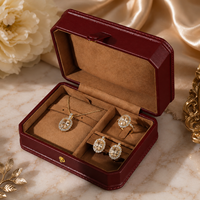 Boîte de présentation de bijoux carrée biseautée octogonale de qualité supérieure OEM avec doublure en microfibre, couleur et taille personnalisées, et logo en relief