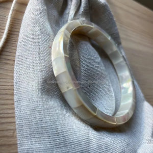 Bracelet manchette en nacre fait à la main Bijoux en perles uniques pour femme, cadeau idéal pour anniversaire et vacances par FWE - Product Image 4