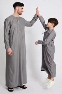 OEM 2025 Vêtements islamiques arabes de haute qualité Dubaï Thawb Jubba pour hommes à manches courtes Thobes ethniques Couleur unie Thobe musulman pour hommes - Product Image 2