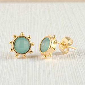 Boucles d'oreilles clous en argent sterling 925 avec pierre précieuse chalcédoine aqua de 6 mm - Clous fantaisie plaqués or - Fournisseur de bijoux faits à la main en gros - Product Image 1