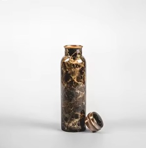 Botella de agua de cobre duradera con beneficios para la salud, mantiene el agua fresca, ecológica y elegante con acabado martillado. - Product Image 3