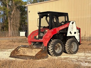 Chargeuse compacte sur pneus Takeuchi TS50R, godet de charge polyvalent avec lame de coupe à fixation par boulons, attache rapide manuelle. - Product Image 1
