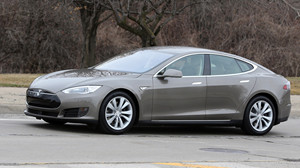 รถยนต์ไฟฟ้า Tesla พร้อมระบบออโต้ซิลที่มีอัตราเร่งความเร็วสูงมีคุณสมบัติภายในที่หรูหราและชาร์จได้อย่างรวดเร็ว