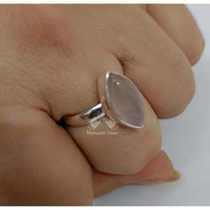 Anillo de Cuarzo Rosa con Corte Marquesa, Hecho a Mano en Plata de Ley, Joyería Boho Minimalista, Gema Rosa Natural, Estilo Hip Hop Elegante - Product Image 3
