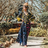 Vêtements de plage stylés Tie dye robe design faite à la main manches longues avec pompon style décontracté collection d'été Kaftan tie dye