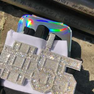 Rehaussez votre style avec notre chaîne tendance en or rose et notre pendentif tendance avec diamants de laboratoire rehaussant la clarté vvs - Product Image 1