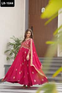 Les plus belles femmes de mariage et de festival portent des robes Anarkali avec broderie à séquence lourde Bordure en dentelle Dupatta Set - Product Image 6