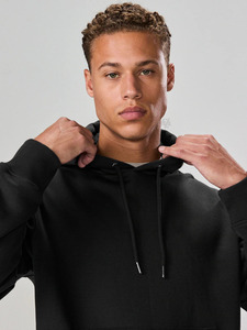 เสื้อฮู้ดสีดำทันสมัยเรียบหรู แต่งกับกางเกงสีอ่อน โดดเด่นด้วยดีไซน์เรียบง่าย ให้ความสบายอย่างไร้ที่ติ และมีเสน่ห์แบบสตรีทแวร์ - Product Image 3