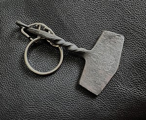 Llavero Mini Martillo de Thor – Mjölnir de 2 Pulgadas – Anillo para Llaves de Mitología Nórdica – Dios del Trueno – Regalo Geek - Product Image 2