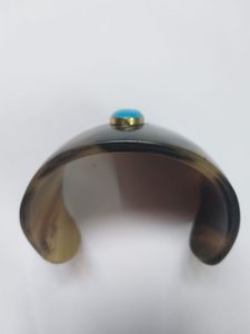 Brazalete de Cuerno de Búfalo Natural Pulido y Ecológico con Incrustaciones de Piedras Preciosas Coloridas, Brazalete Étnico Boho, Joyería Hecha a Mano para Mujer HF - Product Image 5