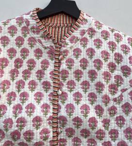 Manteau d'hiver court réversible matelassé fait à la main pour femmes veste en coton Kantha avec imprimé floral et broderie technique tricotée - Product Image 5