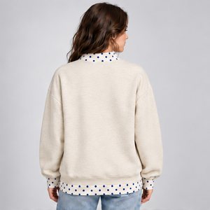 Sudadera de cuello alto color marfil para mujer con ribete de lunares azules y gráfico universitario, estilo Trackstar, OEM, marca privada - Product Image 2