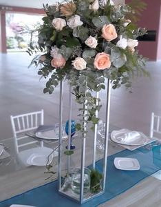 Pièce maîtresse de mariage élégante et exquise avec bougeoirs floraux antiques et artisanat en métal pour un décor époustouflant - Product Image 1