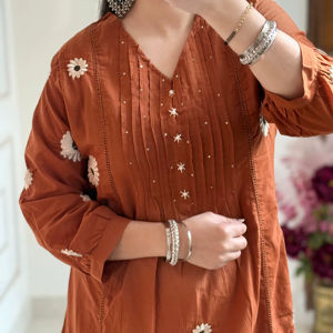 Colección de Lino de Invierno Mausummery 2025 Vol. 03, Lote de Descuento 03 Piezas, Salwar Kameez Estampado Digital, Formal, Sin Arrugas - Product Image 1