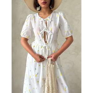 Blusa de voile bordada con lazo frontal para mujer - Product Image 2