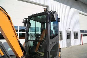 Miniexcavadora Case CX37C 2022 con cabina, dos velocidades, joystick auxiliar de 2 vías, brazo proporcional largo con soporte para pulgar y orugas de goma. - Product Image 6